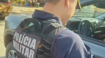 Homem é preso pela Polícia Militar em flagrante por agredir companheira após discussão em bar