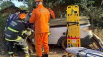 Corpo de Bombeiros retira duas vítimas presas às ferragens de veículo após acidente na MT-383