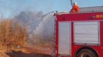 Corpo de Bombeiros combate incêndio em terreno urbano em Confresa