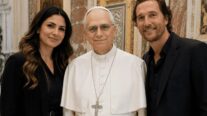 Papa recebe Matthew McConaughey e esposa brasileira após audiência no Vaticano