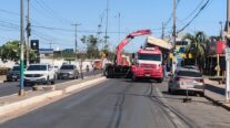 Caminhão guincho derruba fiação, deixa UPA sem energia e bloqueia avenida em Várzea Grande (MT)