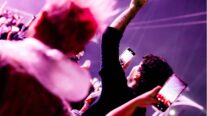 Casal famoso deixa área VIP do Rock in Rio após dança de cantora causar situação desconfortável
