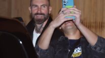 Astro acessível! Adam Levine atende fã antes de show do Maroon 5 em São Paulo