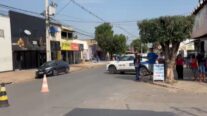 Motociclista morre após bater em carro e motorista foge a pé em Cuiabá