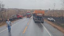 Mulher e criança morrem após caminhão rodar na pista e atingir caminhonete em MT